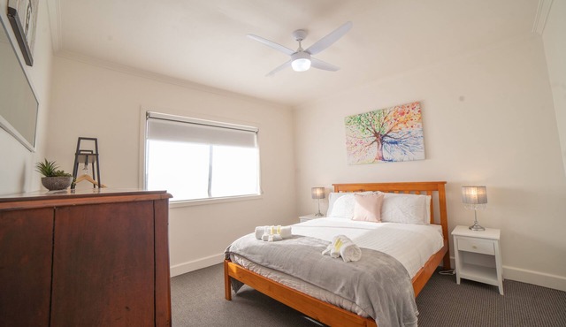 Clifford’s Cottage – Spacious 3BR | Flexible Rooms | Free Parking