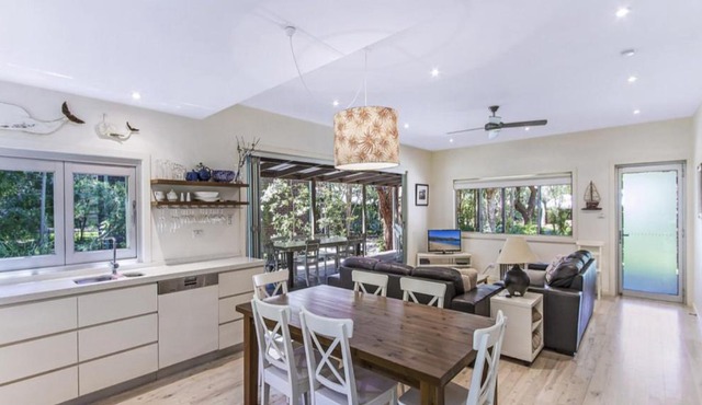 Coastal Chic Holiday Cottage in Pearl Beach