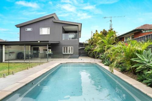 Coastal Family Escape, Pool, Yard & 150m to Warilla Beach