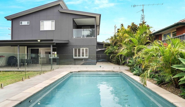 Coastal Family Escape, Pool, Yard & 150m to Warilla Beach
