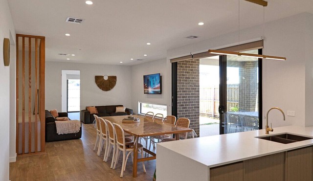 Coastal Lux Retreat; Sleeping 10, Indented Heads, brand new, aircon, heating, spacious in Indented Head