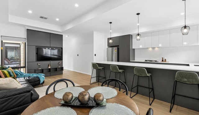 Coastal Prestige | 3 BR 2BA Near Beach & City
