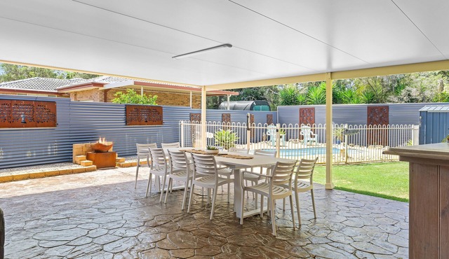 Coastal Retreat ~ Outdoor Pool ~ Air-Con ~ WiFi ~ Garage