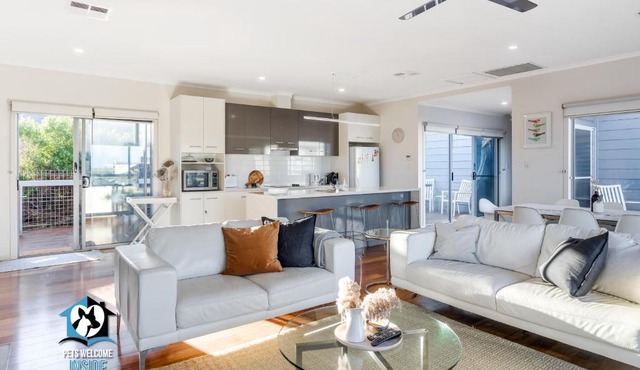 Coastal Style Pavilion House, Sea Views, Big Decks - one street from beach-Duney in Middleton