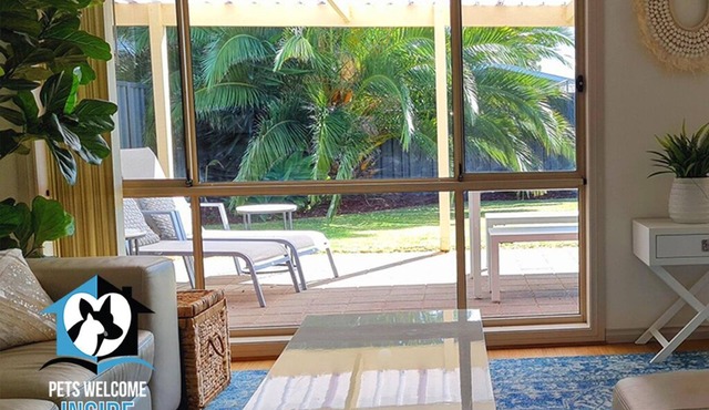 Coastal Vibe 4 bed, 2 bath Home - Short Walk to the Beach