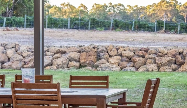 Cockatoo Lodge—Winery Retreat at Rivendell Estate
