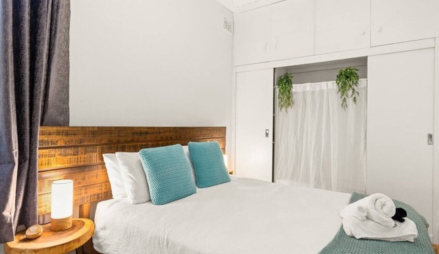 Colourful Spacious Central 3BDR Balcony AC Parking in Bondi