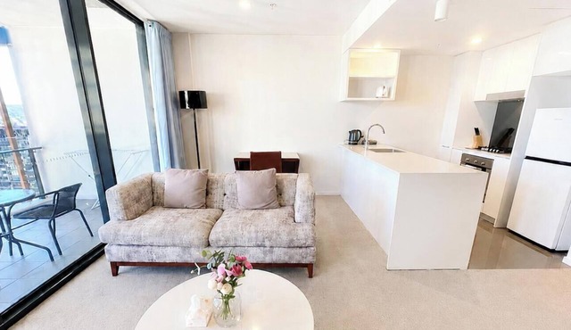 Comfortable 2BR w/Pool, Gym and BBQ | Free Parking in South Brisbane