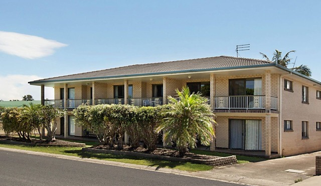 Comfortable 2BR coastal unit with WiFi, BBQ area, parking & linen included, close to beach