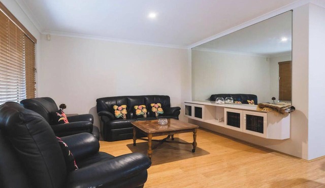 Comfortable 4BDR Family home in Suburbia