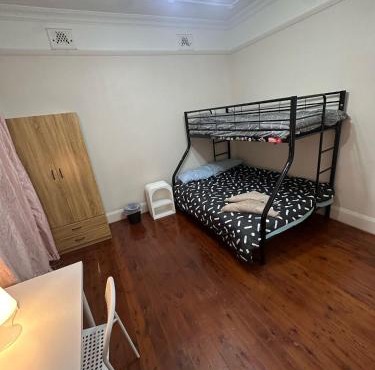 Comfortable Family Room in Central Location - EW1 OLD