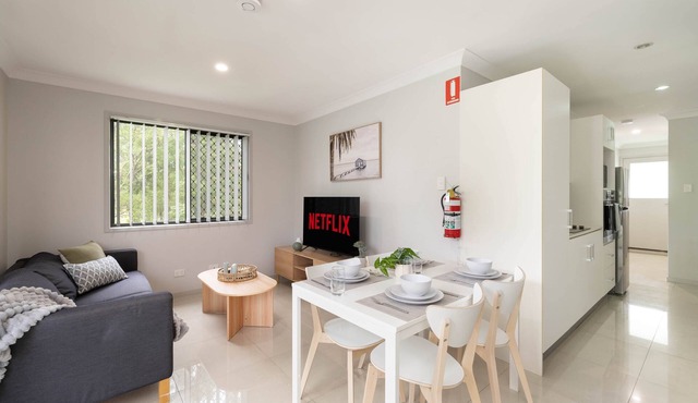 Comfortable Rocklea 1BR | Near Shops | Parking | 173B2 in Rocklea