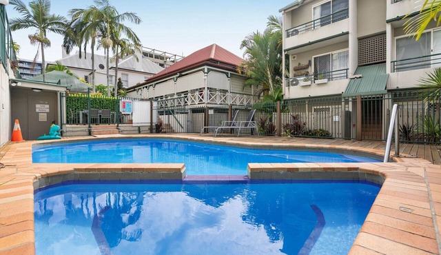 Comfortable Stay with Pool Access in South Brisbane