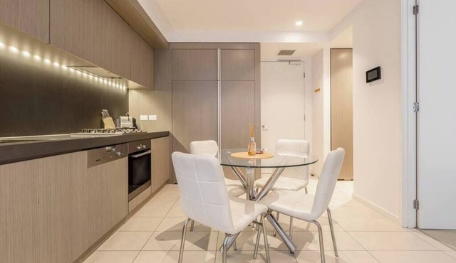 Comfy 1-Bedroom Apartment Near Albert Park