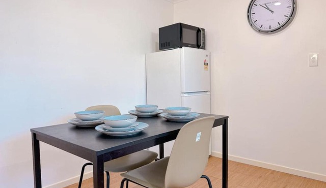 Comfy unit near Garden City Westfield Street Parking