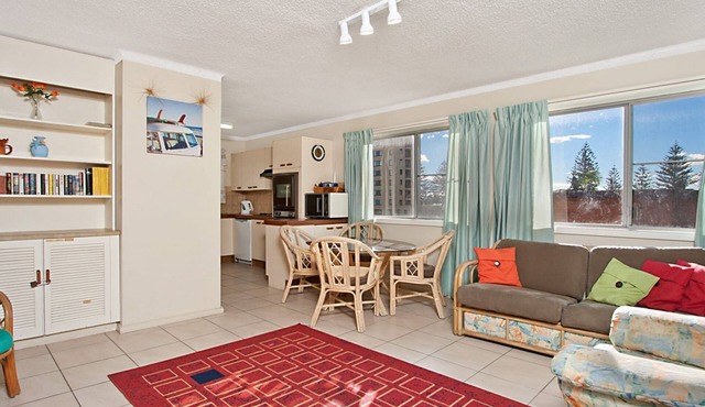 Como Unit 5 Good value Two bedroom unit in Coolangatta