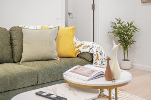 Compact n Central 1BR in CBD w Secure Parking in Braddon
