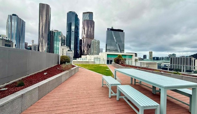 Compact Stay with Balcony, Rooftop & Gym in Melbourne