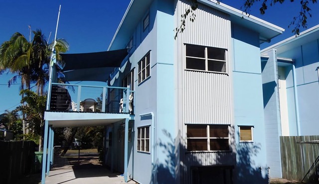 COOLAMAINE 2 - Rainbow Beach. Easy walk to beach and shops.