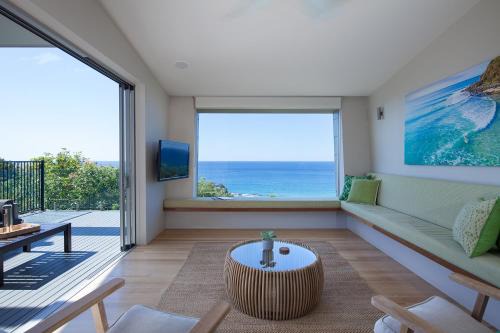 Coolum Bays Beach House - Luxury 5BR Retreat, sleeps 12, 4 Ensuites