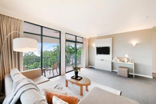 Corner Balcony Suite on the Esplanade with Pool in Darwin