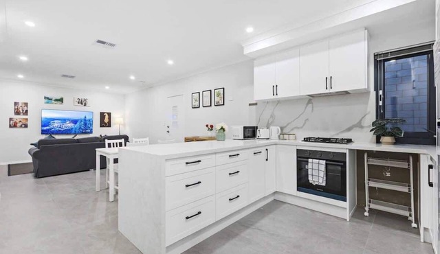 Corporate Entire House 3|Walk to Curtin University