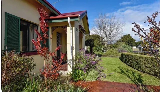 Cosy 2-Bedroom Cottage sleeps 4 with free wifi- AC. Optional Studio Hire. in Mountgambier