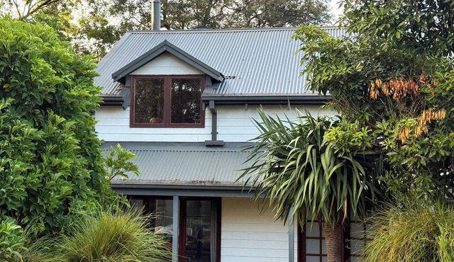 Cosy Coastal Retreat with Water Views