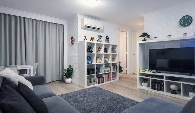 Cosy Condo, 4 Min to City. Parking & WiFi. 2 BR.