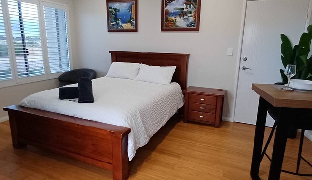 Cosy Haven - Large Comfy Dwelling, Close to Beach, Shops and Golf Course