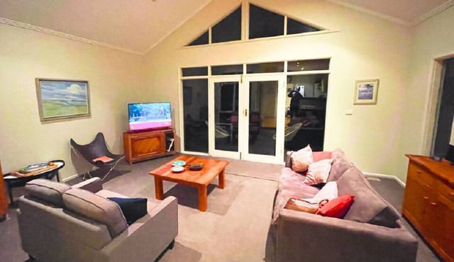 Cosy quiet haven close to MCG, City, restaurants & public transport 5 mins away.