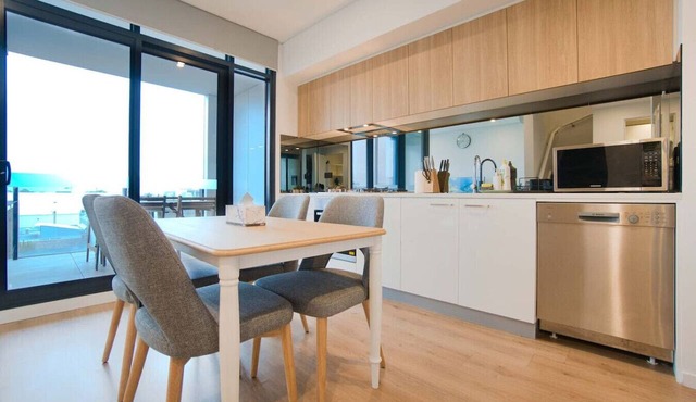 Cosy Retreat - 2BR Apt with Pool, Gym, Steam&Sauna
