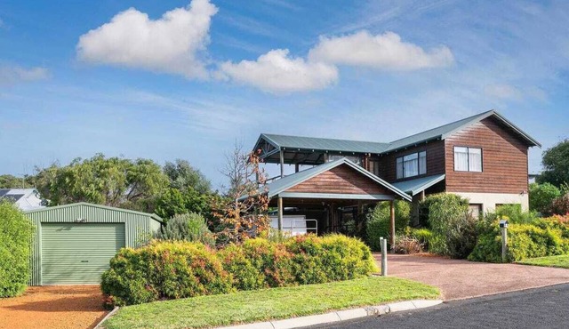 Cosy riverside holiday home in Augusta