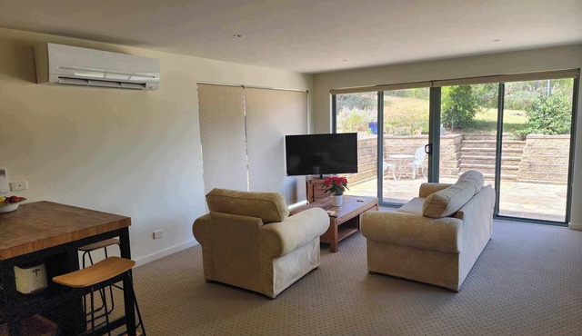 Cosy singles or couples retreat where you can enjoy bay and mountain views in McCrae