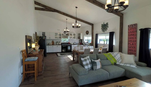 Country Stay with Pool, Firepit & Vaulted Ceilings on 2.5 acres. Pet Friendly