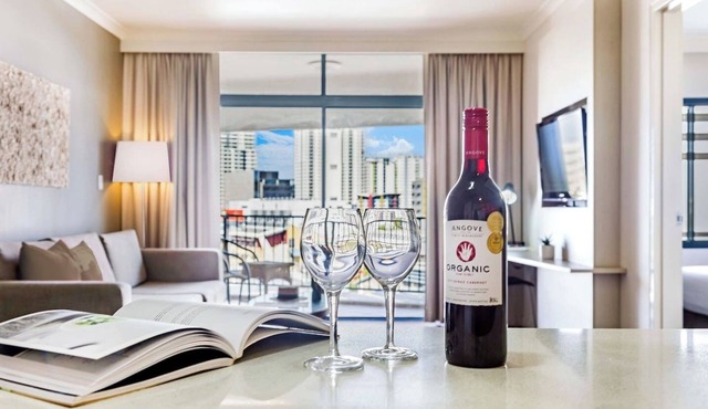 Couples Escape on the Esplanade w Pool and Balcony in Darwin