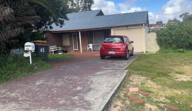Cozy 1-bedroom house in serene Heathridge with AC