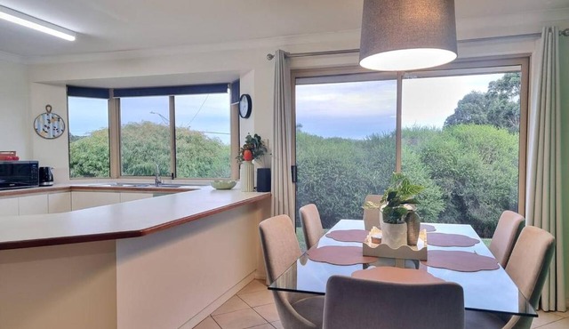 Cozy and Elevated 4BR Home near Albany CBD & Beach in Albany