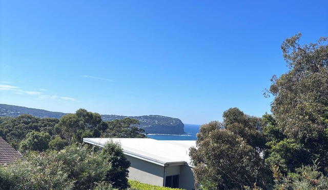 Cozy beach cottage with elevated north facing beach views in MacMasters Beach