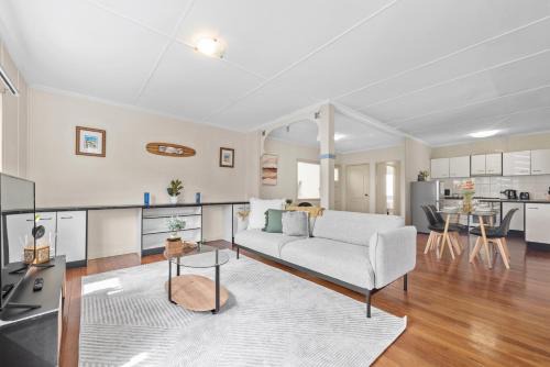 Cozy & Comfy 2BR Apt w/Parking, Balcony & Wi-Fi in Brisbane