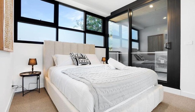 Cozy Nest in Prime Hawthorn w parking & pool