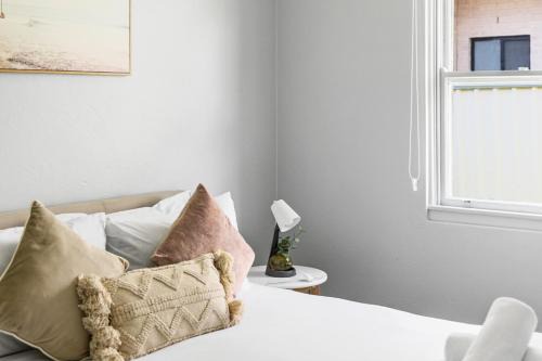 Cozy Queen Room in Narwee - Next to Stations & Shops - Shared Bathroom