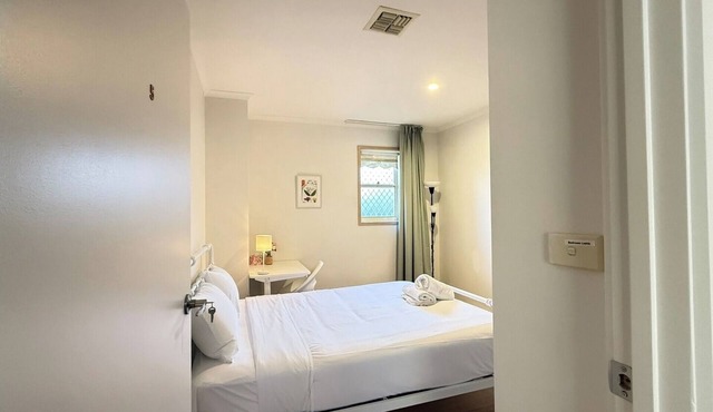 Cozy Queen Room Near ANU and City Centre | Parking