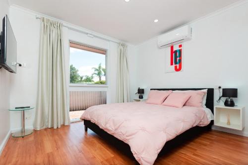 Cozy Retreat-4 Queen Bed, 3TV, Full Kitchen, Cot, Pets allowed-Fully Fenced, FreeWifi