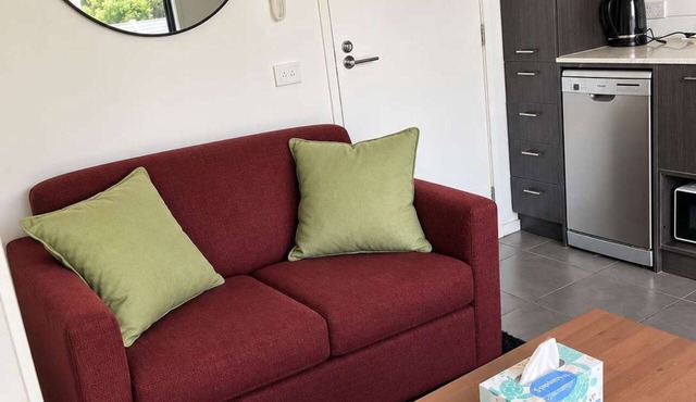 Cozy Studio w/Kitchen | Steps to Hospital & Rail in Box Hill