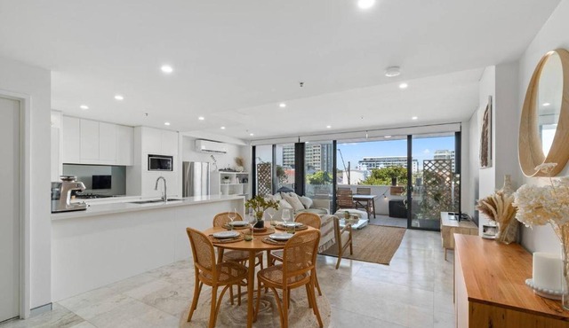 Crown Beach Escape - Stylish Comfort by the Sea