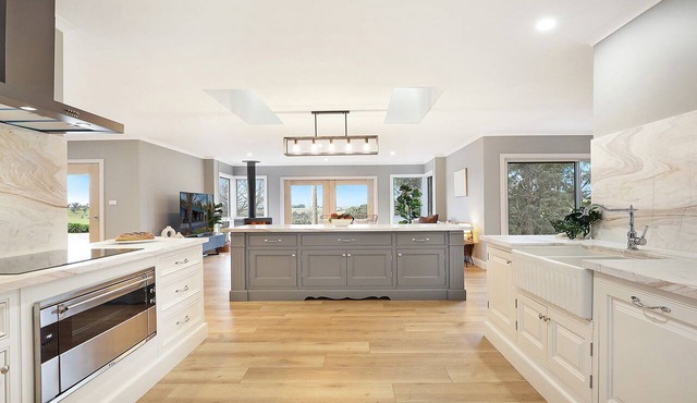 Curra Nardie Ranch - private country escape on acres, fire pit, fireplaces, country views in Sutton Forest