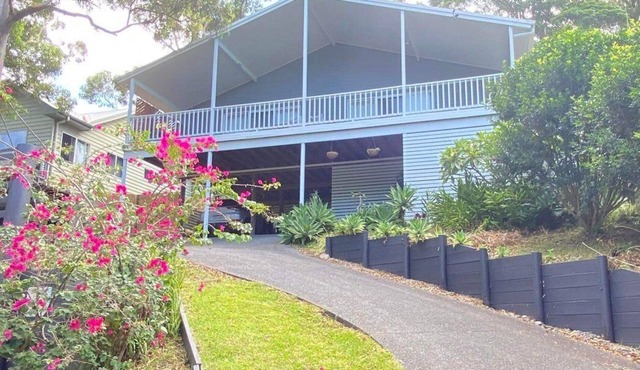 Cute, comfy whole house with a huge deck, minutes from local beaches! in Smiths Lake