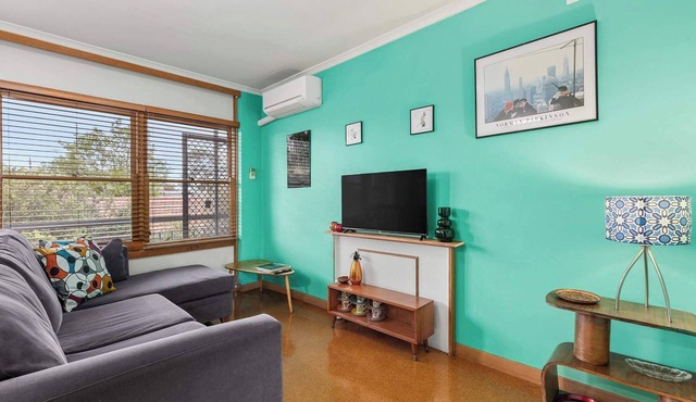 Cute Retro Gem Summar in Newtown