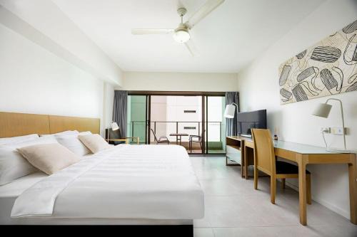 Darwin Apartment Hotel, Kitchen & Pool& Car Park